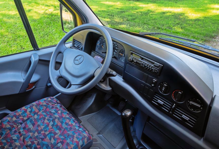 Das Sprinter-Cockpit von 1995 transportiert uns in eine Zeit ohne Assistenzsysteme, dafür mit Kassettengerät.