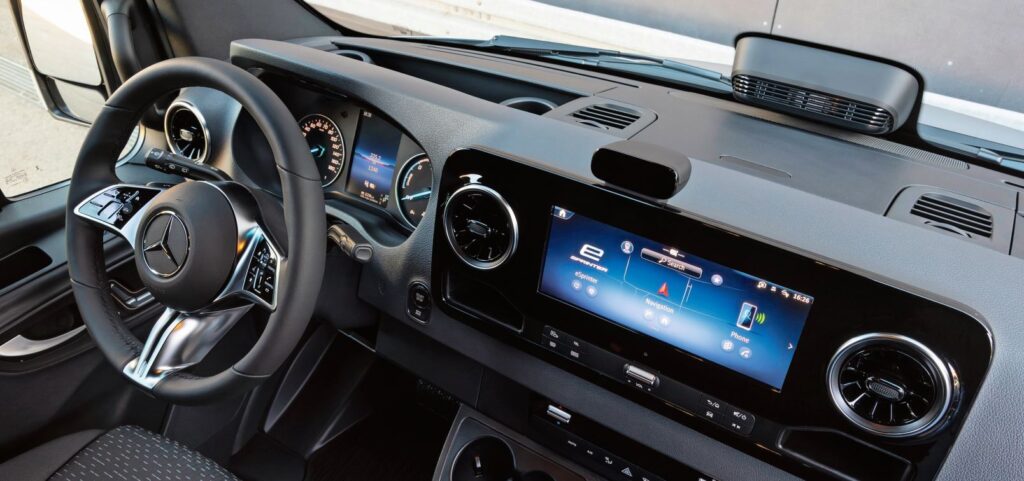 Im Vergleich dazu das aktuelle Cockpit des eSprinter mit MBUX.