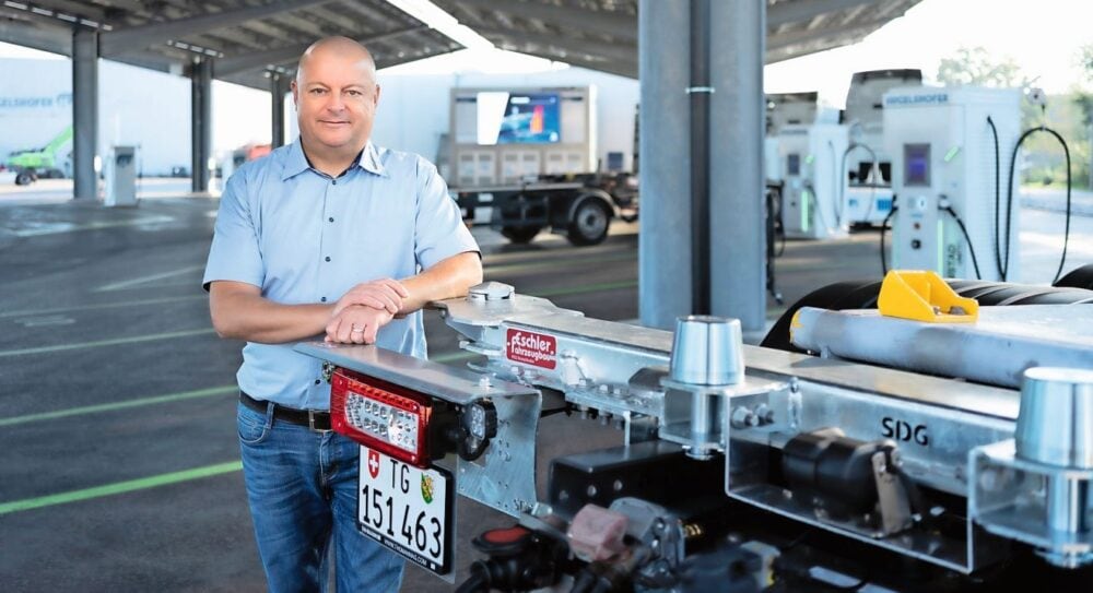 Martin Lörtscher, CEO Hugelshofer Logistik AG, im firmeneigenen Ladepark.