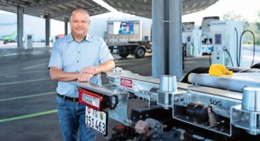 Martin Lörtscher, CEO Hugelshofer Logistik AG, im firmeneigenen Ladepark.