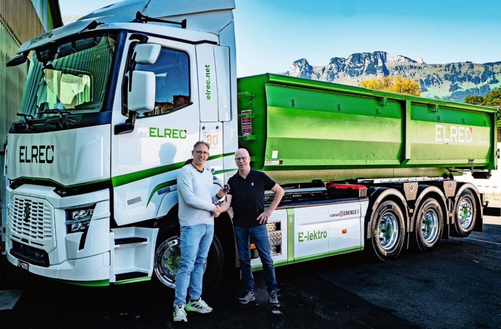 Manuel Elkuch und Joachim Eberle (r.) vor dem neusten vollelektrischen Renault Trucks in der Flotte der Elrec AG.