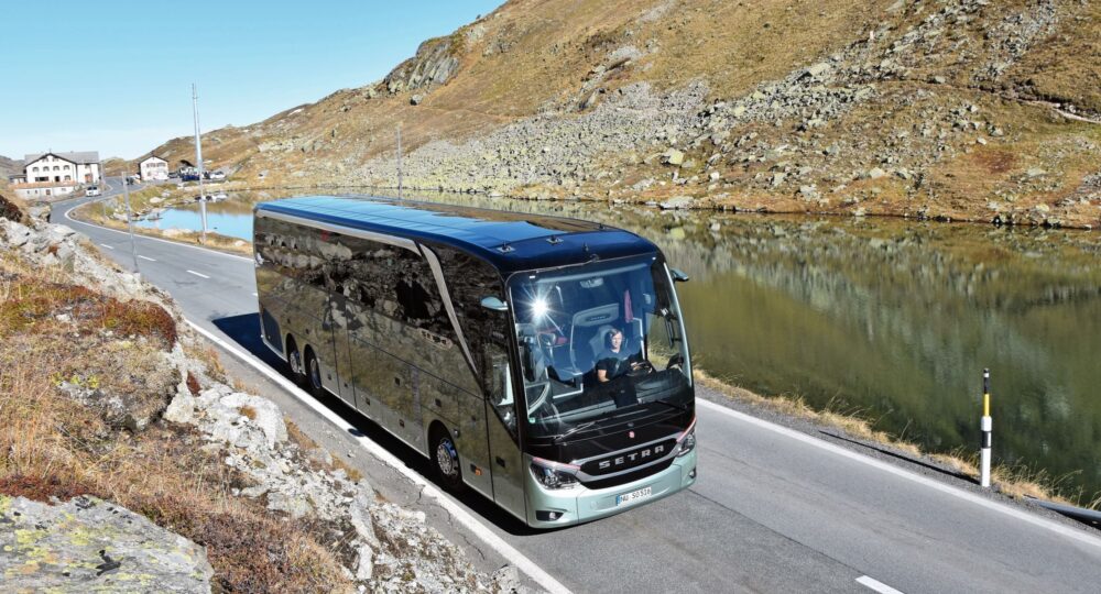 Der auf gut 24 Tonnen ausgelastete Setra S 516 HDH liess sich von den Höhenmetern des Flüelapasses wenig beeindrucken.