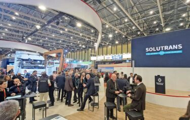 Am Stand von Renault Trucks feierten die neuen Fernverkehrs- Elektro-Lkw ihre Weltpremiere. Links im Hintergrund der E-Tech T 780 mit E-Achse.