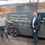 TIR-Redaktor Henrik Petro (links) mit Weltrekords-Fahrzeug Kia PV5 Cargo und Weltrekordfahrer George Barrow.