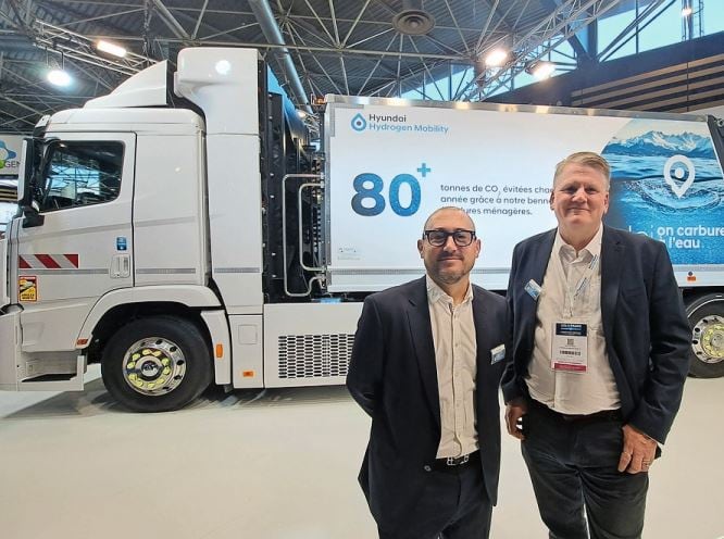 Hyundai Hydrogen Mobility zeigte einen Abfallsammler: CEO Chalres Cambournac (links) und COO Daniel Keller.