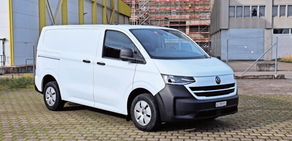 Der kompakte Kastenwagen mit Standard-Radstand ist sozusagen die Grundversion des umfangreichen VW-Transporter-Angebots.