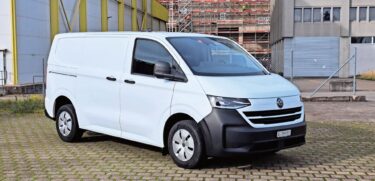 Der kompakte Kastenwagen mit Standard-Radstand ist sozusagen die Grundversion des umfangreichen VW-Transporter-Angebots.