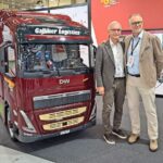 Peter Galliker (l.), CEO der Galliker Transporte AG, begrüsst OK-Präsident Dominique Kolly an seinem Stand.