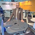 Stephan Marty, Geschäftsführer Hirschi AG, mit dem Jost King Pin Finder, der den Ankuppelvorgang erheblich erleichtert.