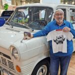 Ford feiert 60 Jahre Transit – u.a. mit diesem Camper von 1966 am Stand, hier mit Besitzer Andreas Küpfer (Jg. 1953).