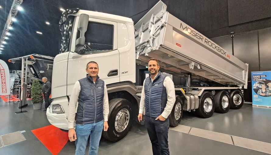 Die Geschäftsführer Gerhard Puffitsch (DAF Schweiz, l.) und Kevin Birrer (Birrer Nutzfahrzeuge AG) mit dem XF 10×4.