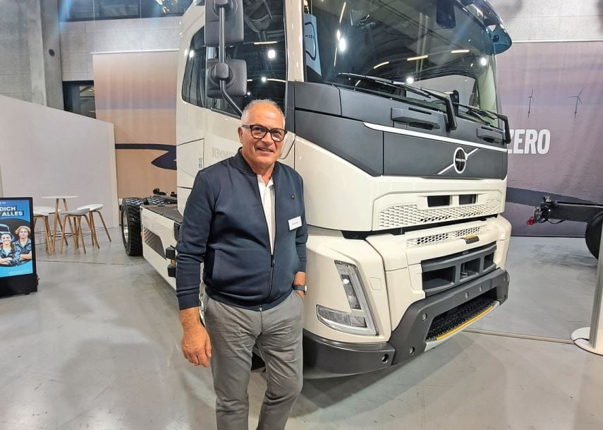 Urs Gerber, Managing Director Volvo Group (Schweiz) AG, feierte 30 Mio. BEV-Kilometer auf Schweizer Strassen.