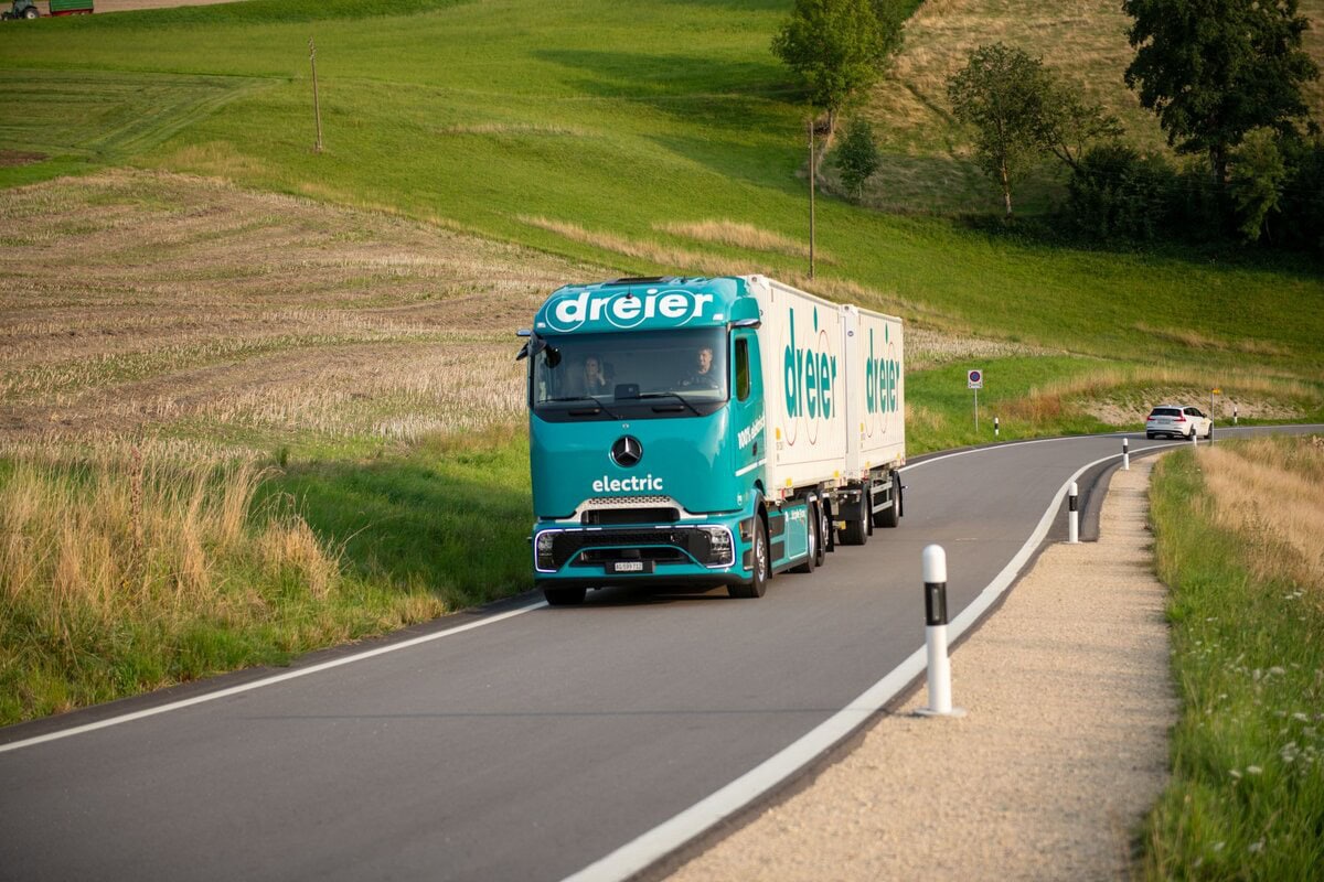 Verwunderlich Tir Auf Lkw Bildnull