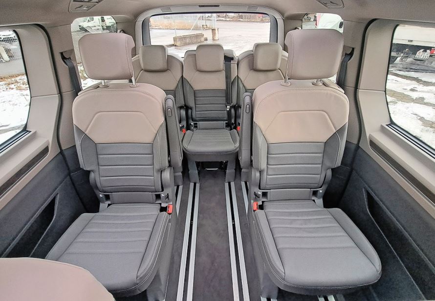 Die (auch hinten in der Mitte) vollwertigen Multivan-Sitze mit Schienensystem haben funktionalen Shuttle-Charakter.