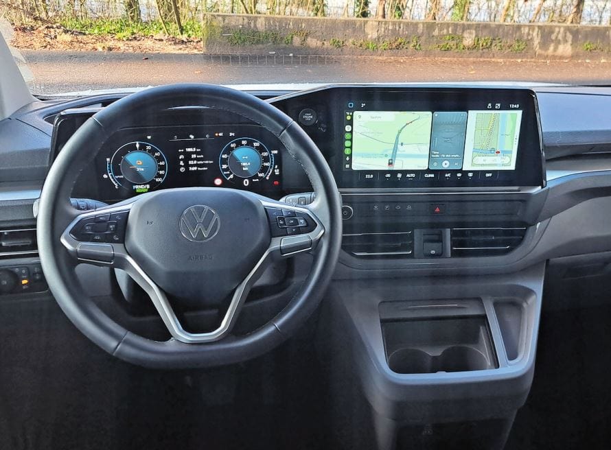 Auch das Caravelle-Cockpit verfügt über digitale Anzeigen in einem modernen Layout aus hochwertigem Kunststoff.