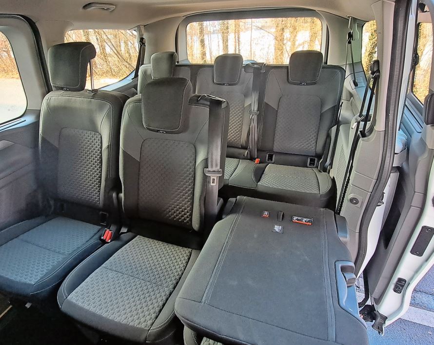 Die nicht verschiebbaren Caravelle-Sitze sind leicht, funktional, strapazierfähig und überraschend bequem.