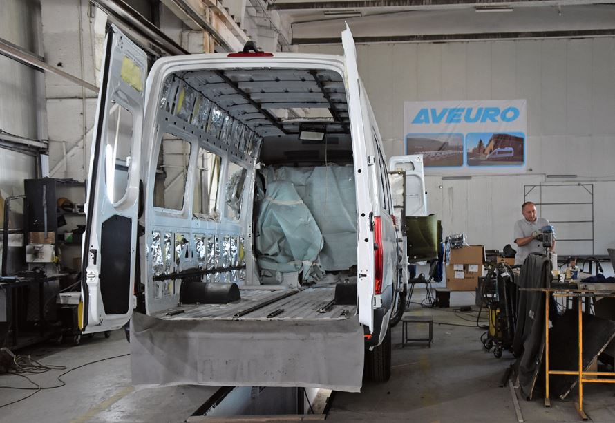 Die angelieferten Busse gleichen einem Gerippe auf Rädern und verlassen die Halle als komplette Kleinbusse.