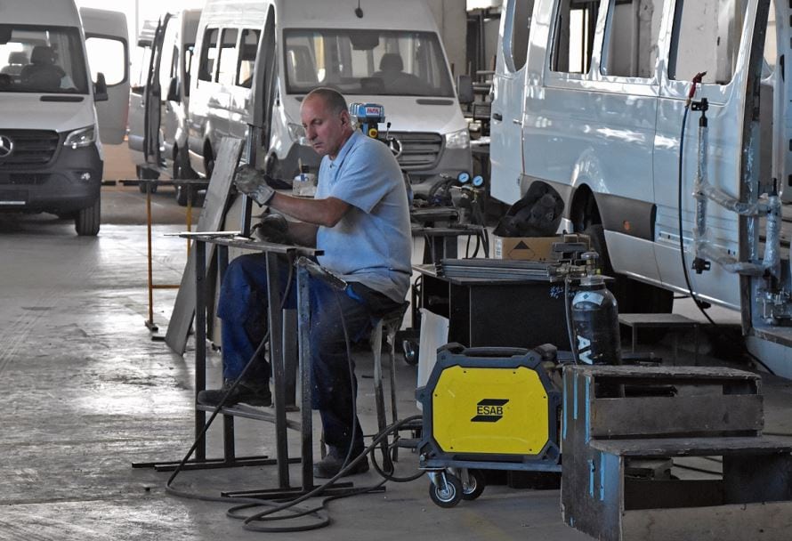 Jeder Bus wird unter einfachsten Bedingungen mit viel Handarbeit und nach Kundenwunsch aufgebaut.