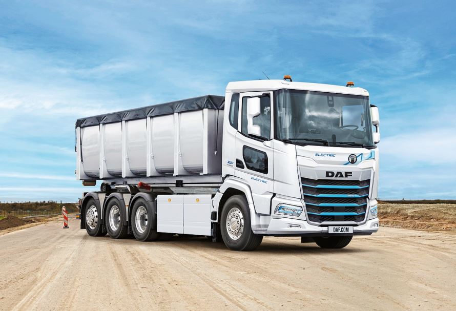 Mit einer gelenkten Nachlaufachse hinter den Tandemachsen mit Doppelantrieb geht der FAW Electric einen Schritt weiter.