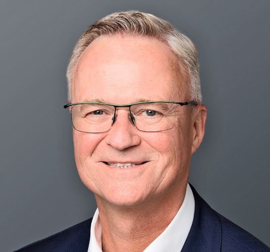 Dirk Schmelzer blickt auf ein erfolgreiches Jahr 2025 zurück, in dem 70% der Stadtbusse elektrisch fahren und die Setra TopClass zum «Coach of the Year» gekürt wurde.