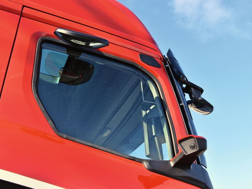 Der Rampenspiegel bleibt physisch bestehen, Seitenspiegel und Frontspiegel können als Kamera bestellt werden.