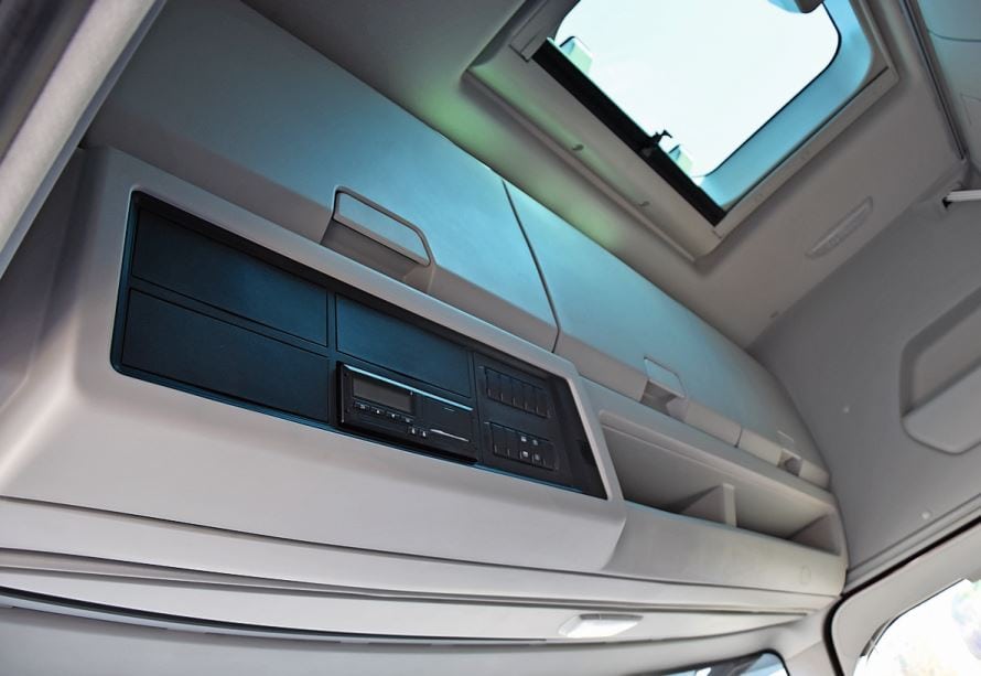 Fahrern, die im Fahrzeug übernachten, steht viel Stauraum zur Verfügung.