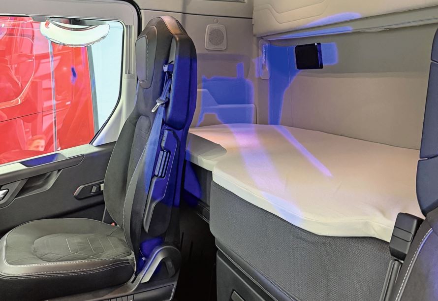 Über das 9-Zoll-Display im Schlafbereich können viele Fahrzeugfunktionen.gesteuert werden.