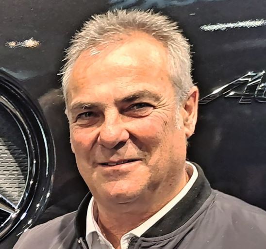 Jürg Lüthi von Mercedes-Benz Trucks blickt auf ein erfolgreiches Jahr 2025 zurück, in dem das Unternehmen die Marktführerschaft bei E-Lkw ab 8 Tonnen in der Schweiz erreichte.