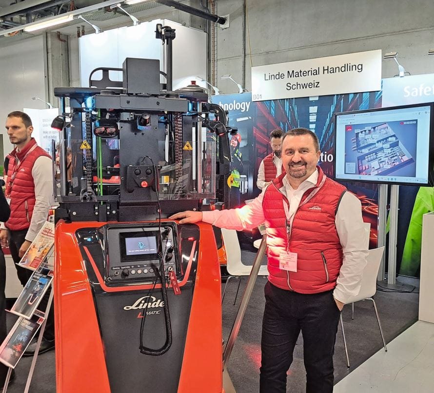 Artur Herrmann von Linde Material Handling mit dem automatisierten Hochhubwagen «L-Matic core».