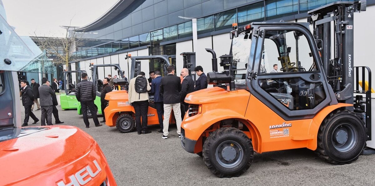 Im Ladehof können Fachbesucher zahlreiche Flurförderfahrzeuge im Live-Betrieb selbst testen.