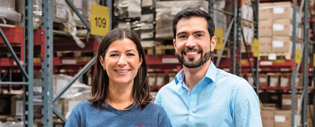 Michèle Jäger und Samuel Eder von Camion Transport feiern das 100-jährige Firmenjubiläum und leiten den Generationenwechsel ein.
