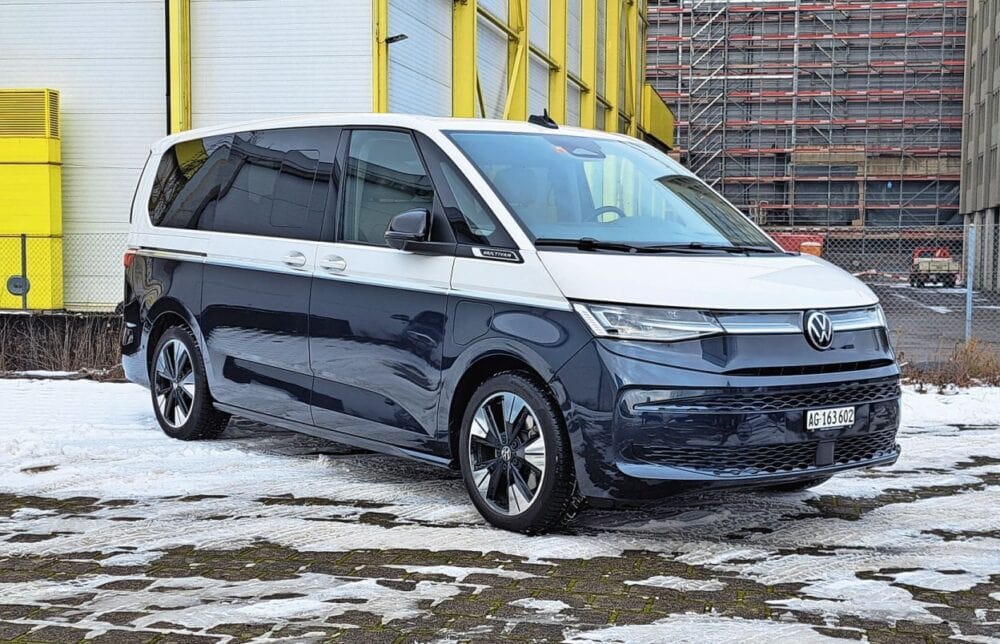Business-Class oder Kraftpaket? VW Multivan (links) und Caravelle BEV im B2B-Direktvergleich.