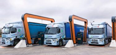 Die Energieversorgung ist direkt in den Arbeitsalltag integriert. Während der gesetzlichen Pausen werden die Batterien an strategisch platzierten Schnellladestationen, die Malherbe eigens für diesen Korridor errichtet hat, zwischengeladen.