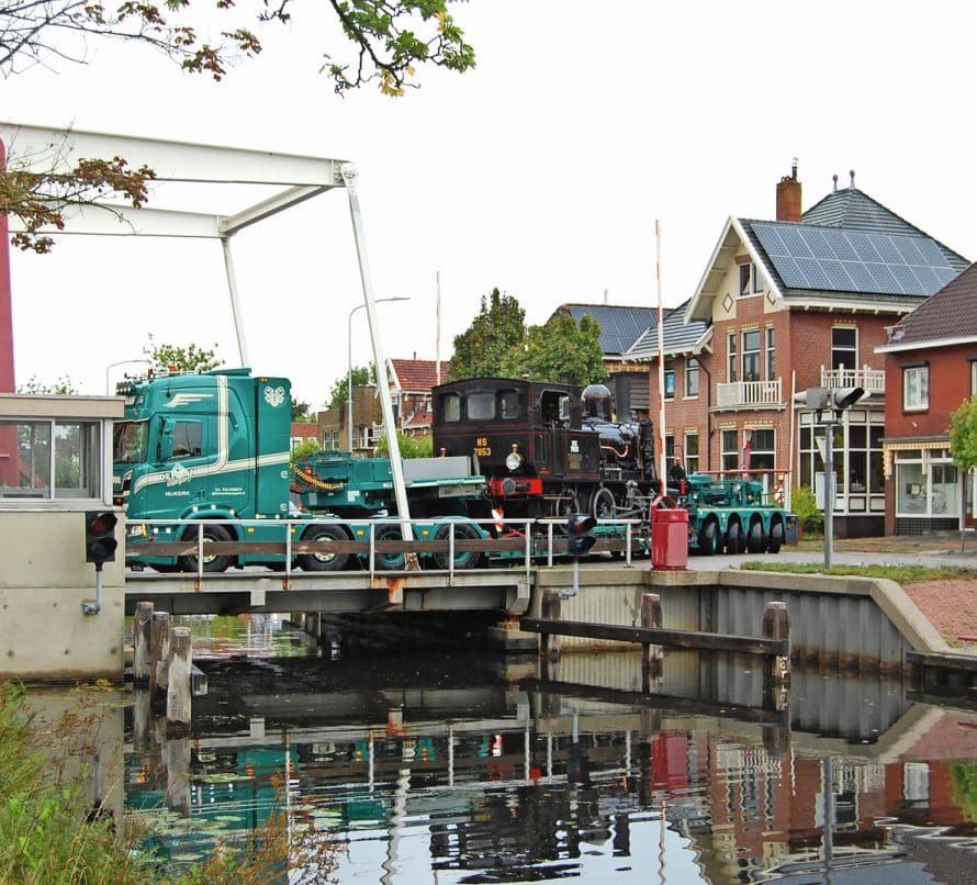 Nur in Holland: Eine Dampflok überquert auf der Strasse einen Kanal.