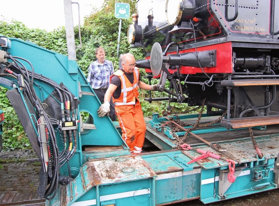 Der Schwanenhals des Aufliegers muss nun entfernt werden, damit das Tigerli wieder aufs Gleis kann.