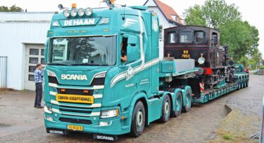 Mit 25 Tonnen im Gepäck steht der 600-PS-Scania mit Schwerlastauflieger zur Abfahrt bereit.