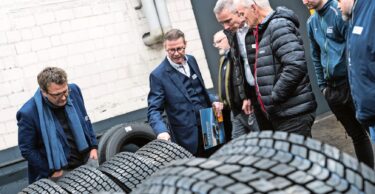 Die Besucher erfuhren Über- raschendes zum Prozess der Runderneuerung und wie viel nach- haltiger er ist.
