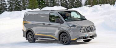 Leise und ,abgasfrei über ,den Eisrundkurs: Mit dem neuen Ford E-Transit Custom AWD fast ein Kinderspiel.