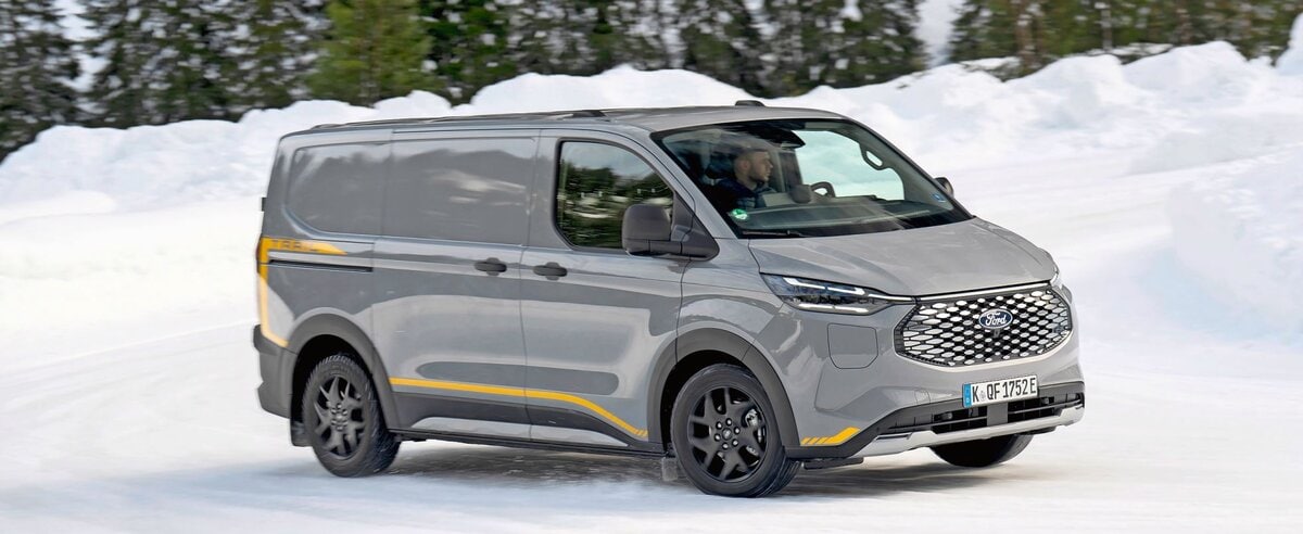 Leise und ,abgasfrei über ,den Eisrundkurs: Mit dem neuen Ford E-Transit Custom AWD fast ein Kinderspiel.