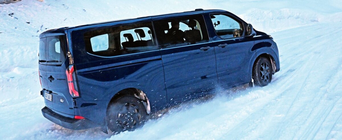 Im Slippery-Mode kommt auch der E-Transit Tourneo mit Heck- antrieb die Schneepiste hoch, nicht aber auf eisigem Untergrund.
