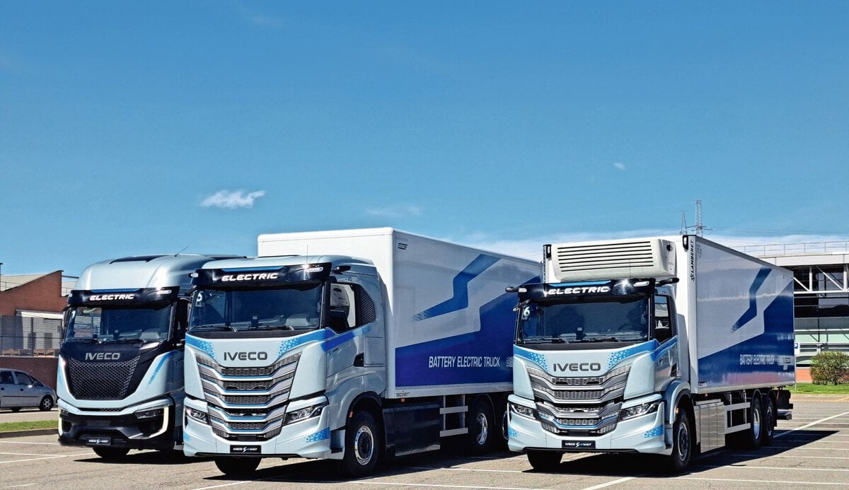 In Turin luden die Elektrolastwagen von Iveco zu einem ersten Kennenlernen: Hier ein S-eWay Artic (links) und zwei S-eWay Rigid.
