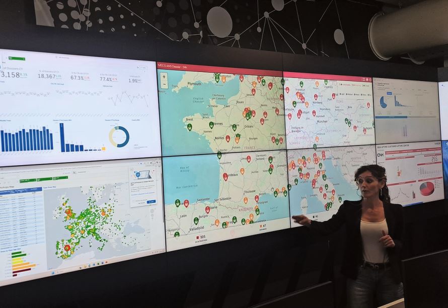 Im Customer Uptime Center werden die Daten der vernetzten Fahrzeuge zur Reduzierung der Ausfallzeiten genutzt.