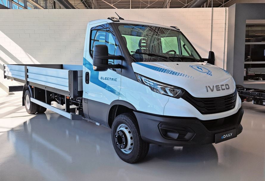 Dieser Prototyp eines Iveco eDaily kann seine Batterie über Induktion laden – sowohl stehend, als auch beim Fahren.