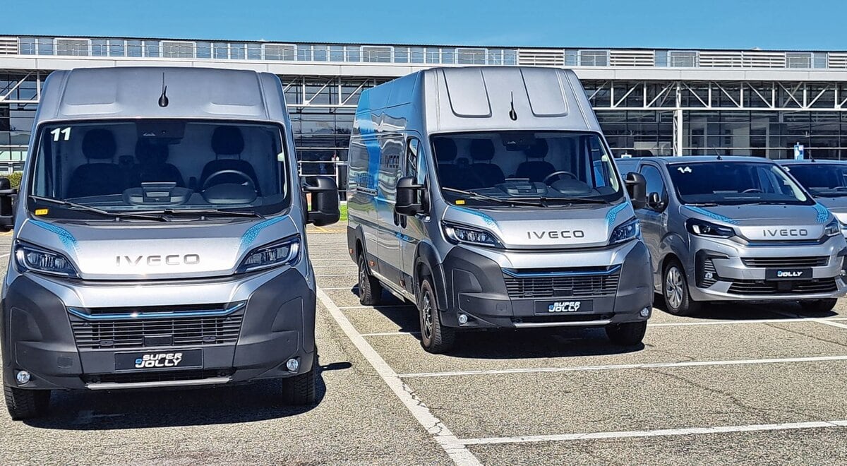Die von Stellantis gefertigten, frontgetriebenen Kastenwagen eJolly (ganz rechts) und eSuperjolly (Mitte und links) bieten sich für den urbanen Einsatz an. Insbesondere, wenn nicht viel ein- oder umgebaut werden soll. Für komplexe Projekte bleibt der eDaily mit seinem Leiterrahmen und Heckantrieb nach wie vor unschlagbar.
