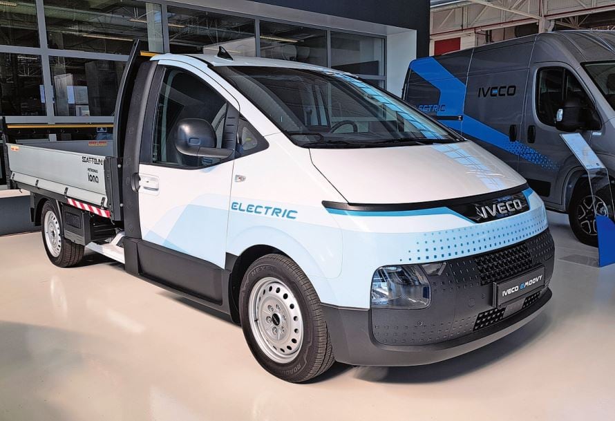 Dank seiner 800-Volt-Architektur lädt der eMoovy mit bis zu 350 kW – ein Spitzenwert im Segment.