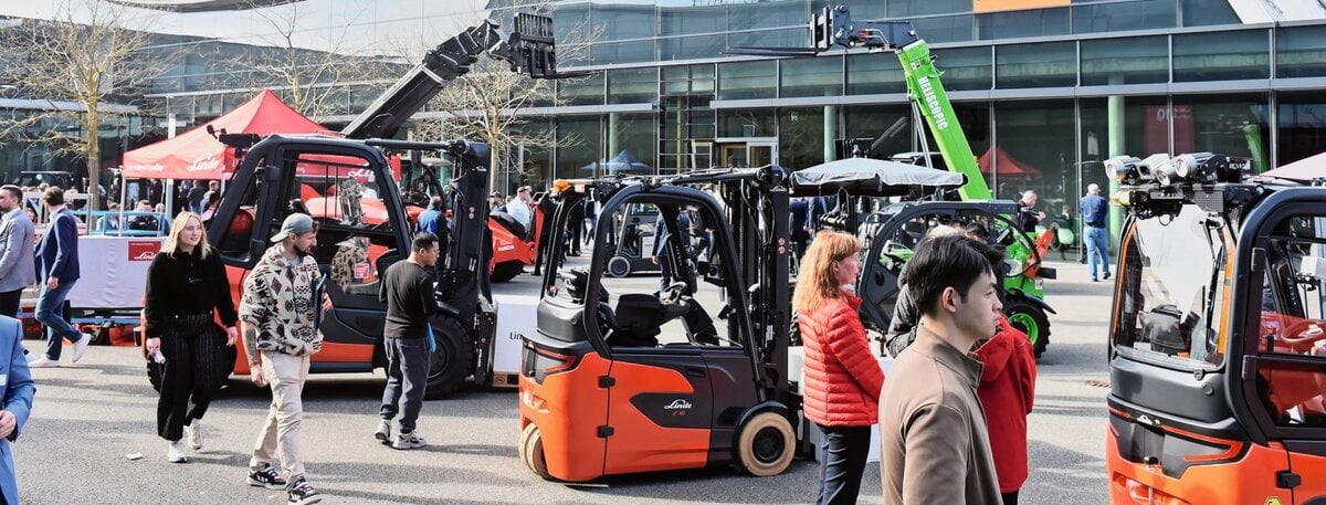 Intensiver Testbetrieb auf dem Freigelände: Nahezu alle Flurförderzeuge-Hersteller waren in Stuttgart vertreten.