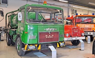 Der grüne MAN-Saugwagen 9.160 wurde 2007 aus der Schweiz aus erster Hand übernommen, ,wo er bis kurz vorher noch im Einsatz war. Das Fahrerhaus vom Typ F7 ging noch auf die gemeinsame Entwicklung mit Saviem zurück.