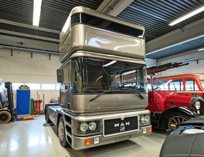 Auf der IAA 1979 war die Design-Studie X90 mit Doppelstock-Konzept von Fahrerplatz und Schlafmodul eine Sensatiomn.