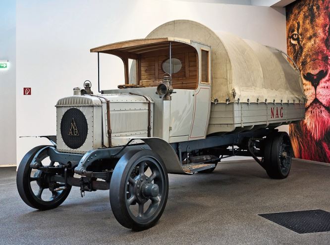 Ältester Lkw in der Sammlung ist der NAG-Haubenwagen von 1911. NAG = Nationale Automobil Gesellschaft Berlin.