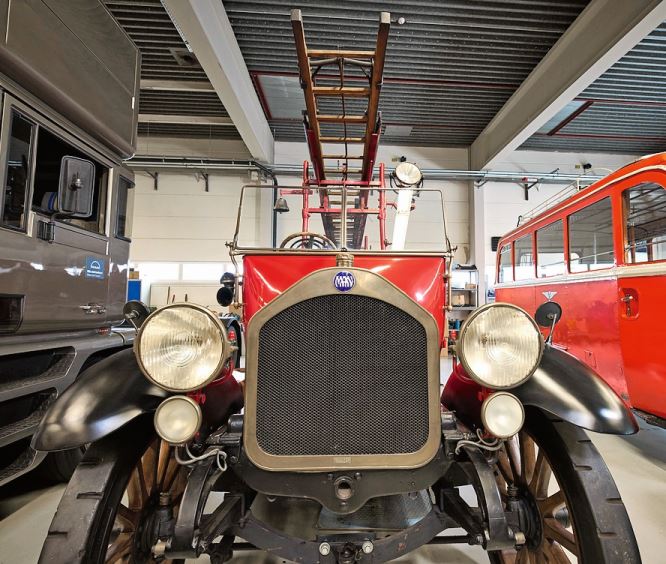 Das Feuerlöschfahrzeug MAN-Saurer LF10 wurde 1921 auf einem 4-t-Chassis für die Augsburger Berufsfeuerwehr gebaut.